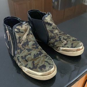 Butterfly twist, camo short boots, size 8 zippers are a little touchy, they work